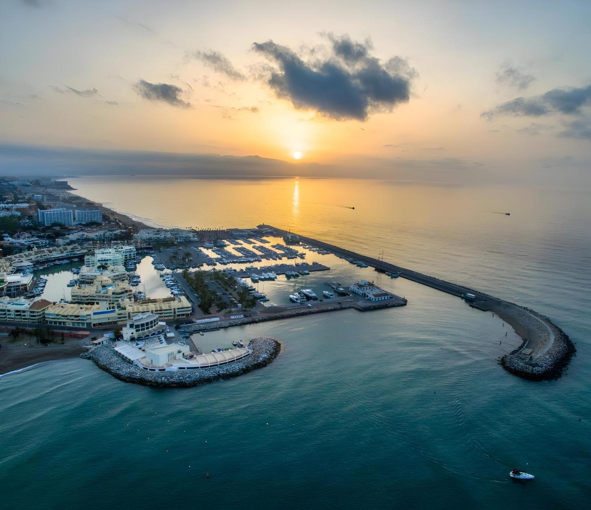 Luxury Suites Sunset Beach 贝纳尔马德纳 外观 照片